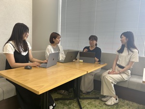 女性4名が活躍する部署です